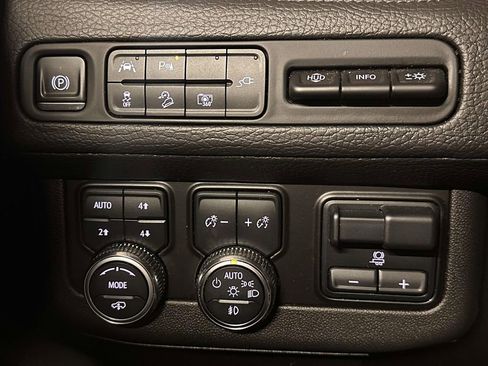 Used 2022 GMC Yukon Denali w/ Denali Premium Package AWD/4WD image 25