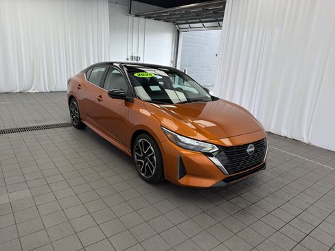 Used 2025 Nissan Sentra SR w/ SR Premium Package FWD image 3
