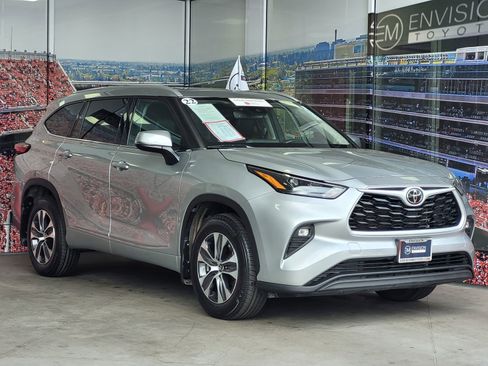 Certified 2022 Toyota Highlander XLE image 1