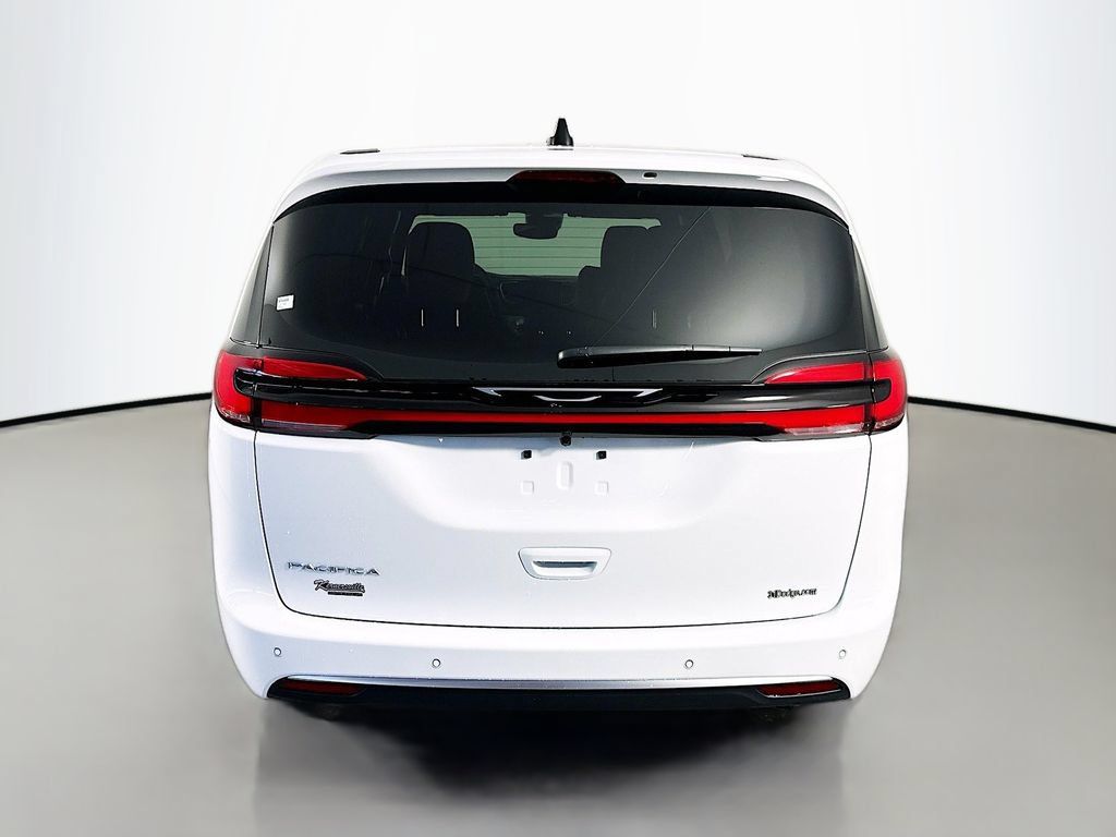 New 2027 Chrysler Pacifica Select FWD image 6