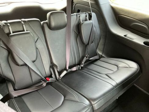 Used 2025 Chrysler Pacifica Select FWD image 15
