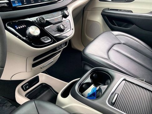 Used 2024 Chrysler Pacifica Touring-L image 20