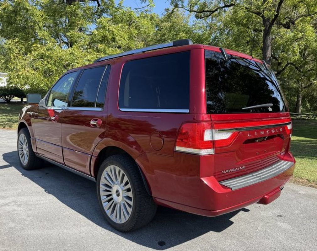 Used 2015 Lincoln Navigator 4WD w/ Equipment Group 101A Reserve image 9
