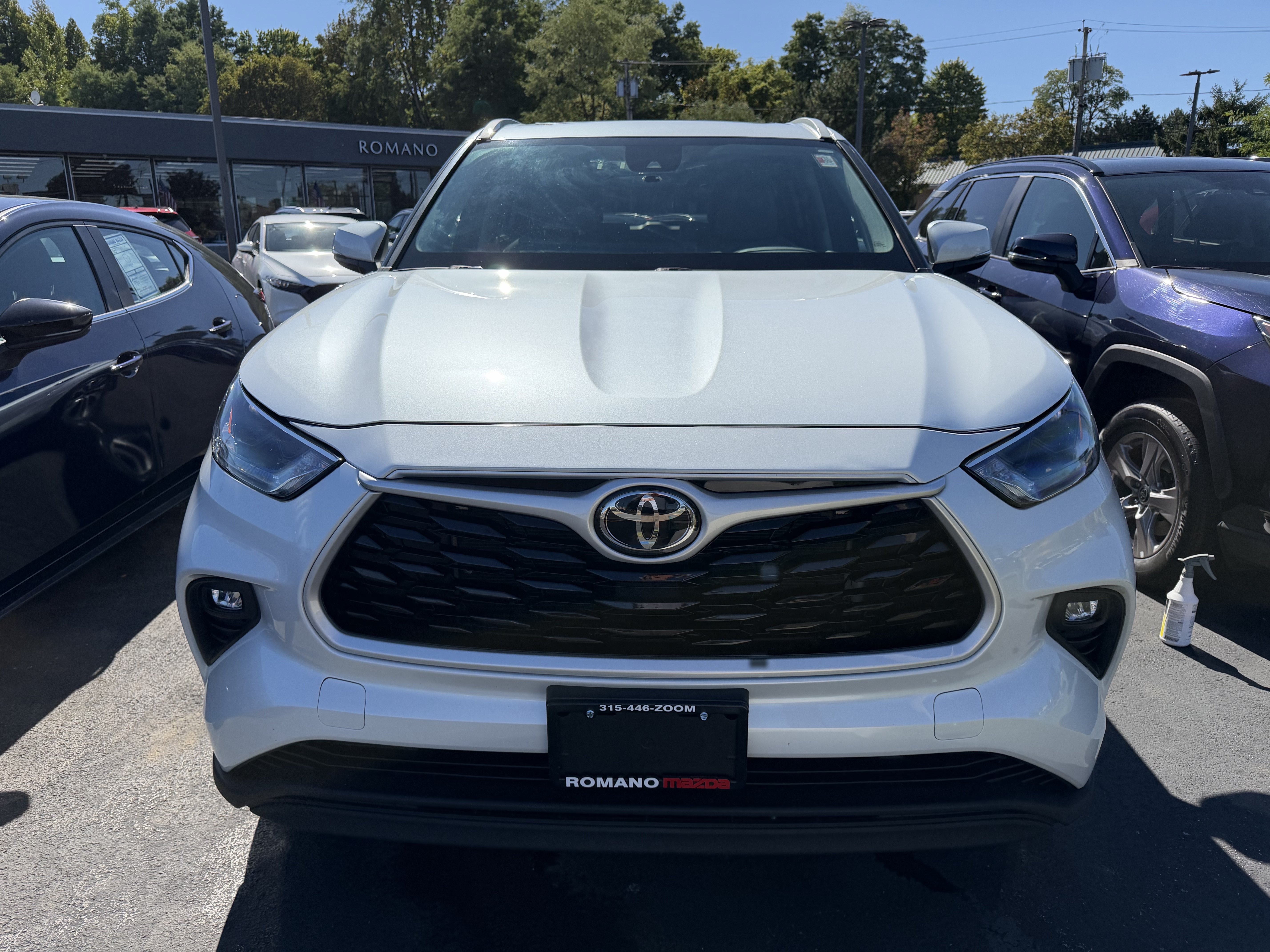 Used 2022 Toyota Highlander XLE AWD/4WD image 3