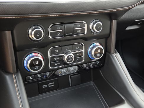 Used 2023 GMC Yukon XL AT4 w/ AT4 Premium Plus Package AWD/4WD image 24