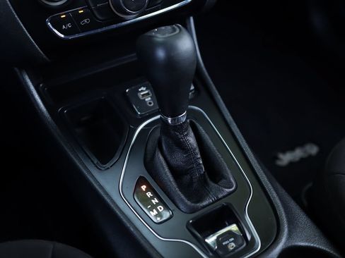 Used 2019 Jeep Cherokee Latitude w/ Popular Appearance Group FWD image 18