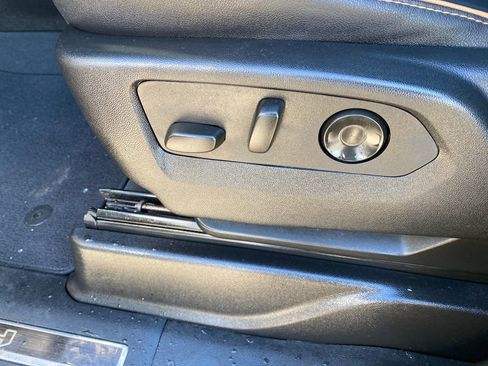 Used 2023 GMC Yukon XL AT4 image 36