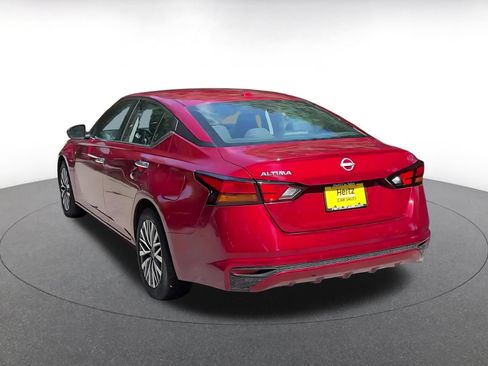 Used 2025 Nissan Altima 2.5 SV FWD image 11