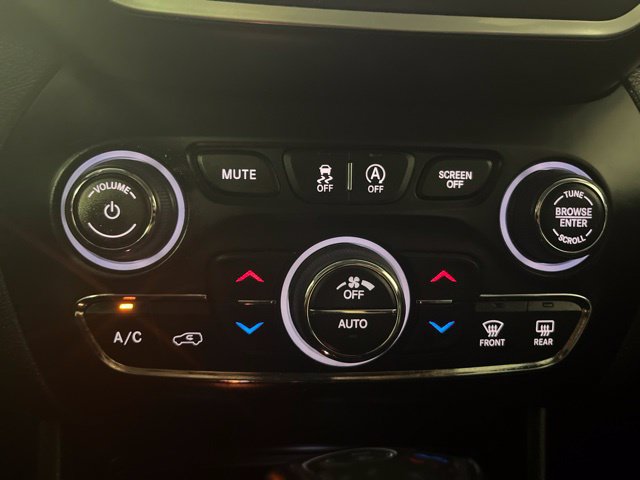 Used 2019 Jeep Cherokee Trailhawk w/ Comfort/Convenience Group AWD/4WD image 33