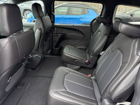 New 2026 Chrysler Pacifica Select image 27