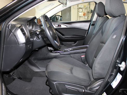 Used 2018 MAZDA MAZDA3 Sport w/ Preferred Equipment Package FWD image 9