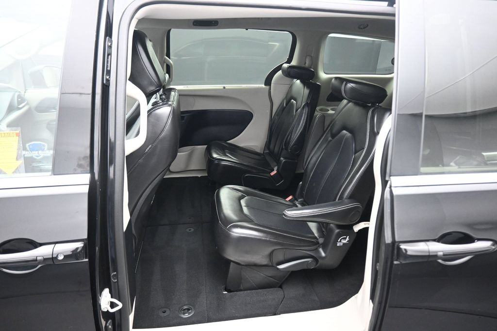 Used 2024 Chrysler Pacifica Touring-L FWD image 31