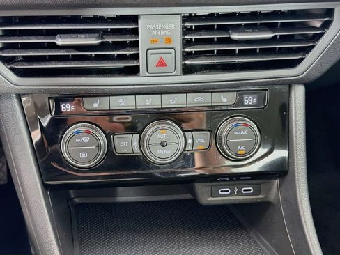 Used 2023 Volkswagen Jetta SE w/ Panoramic Sunroof Package FWD image 15