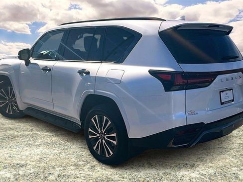 Used 2023 Lexus LX 600 4WD w/ Premium Package image 4