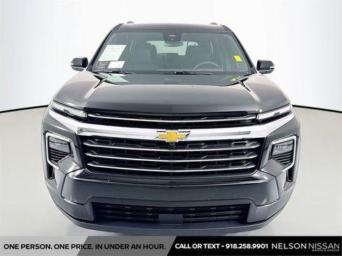 Used 2026 Chevrolet Traverse LT AWD/4WD image 2