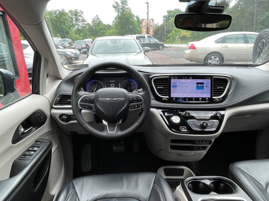 Used 2022 Chrysler Pacifica Touring-L FWD image 21