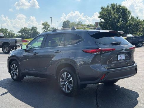 Used 2022 Toyota Highlander XLE AWD/4WD image 7