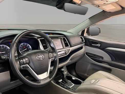 Used 2019 Toyota Highlander XLE FWD image 16
