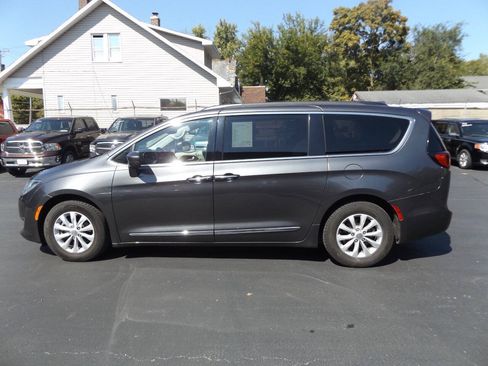 Used 2017 Chrysler Pacifica Touring-L FWD image 10