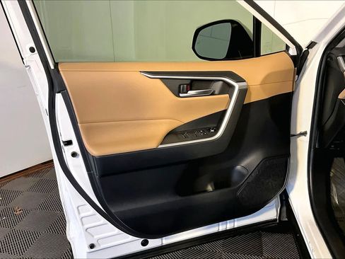 Used 2019 Toyota RAV4 XLE Premium AWD/4WD image 22