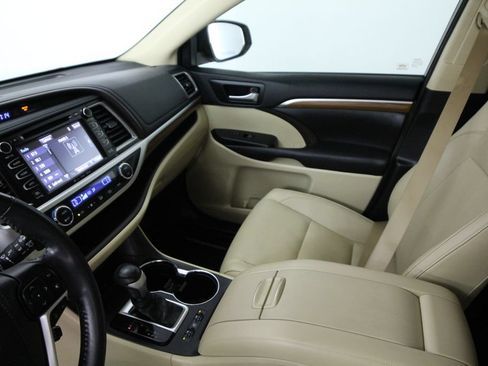 Used 2018 Toyota Highlander Limited FWD image 19