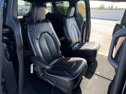 Used 2025 Chrysler Pacifica Limited image 44