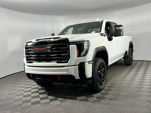 Used 2025 GMC Sierra 2500 AT4 image 3