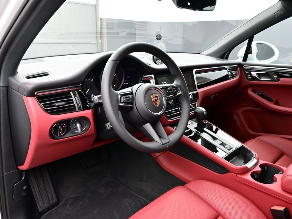 Certified 2026 Porsche Macan AWD/4WD image 4