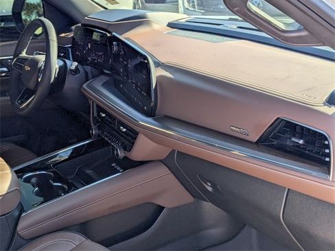 Used 2025 Chevrolet Suburban High Country image 14