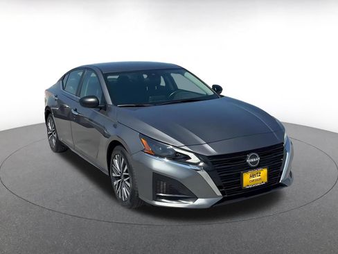 Used 2025 Nissan Altima 2.5 SV FWD image 3