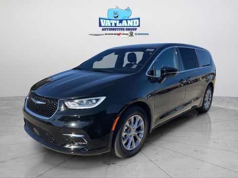 New 2026 Chrysler Pacifica Limited image 20