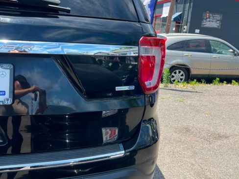Used 2018 Ford Explorer XLT w/ Equipment Group 202A AWD/4WD image 10
