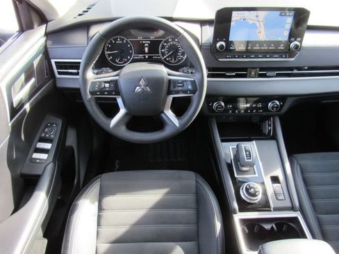 Used 2023 Mitsubishi Outlander SE FWD image 18