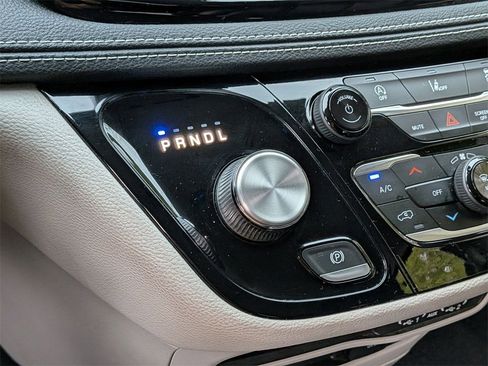 Certified 2022 Chrysler Pacifica Touring-L image 16