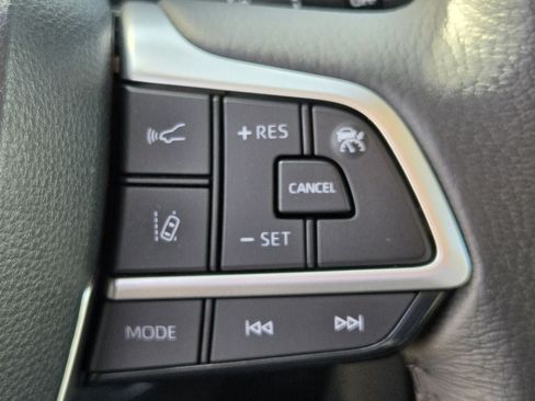Used 2026 Toyota Sienna XLE FWD image 23