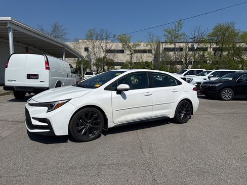 Used 2025 Toyota Corolla SE w/ SE Premium Package image 4