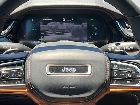 Used 2022 Jeep Grand Cherokee Summit AWD/4WD image 36
