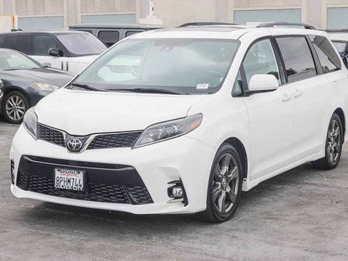 Used 2020 Toyota Sienna SE w/ SE Preferred Package FWD image 3