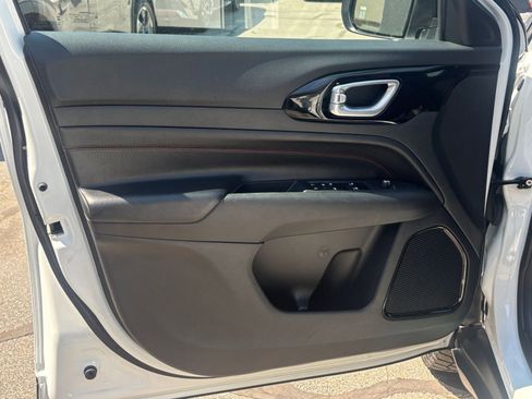 Used 2025 Jeep Compass Trailhawk image 18