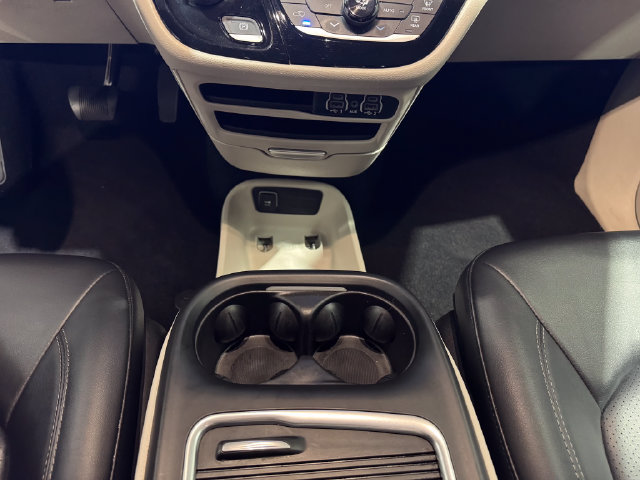 Used 2024 Chrysler Pacifica Touring-L FWD image 15