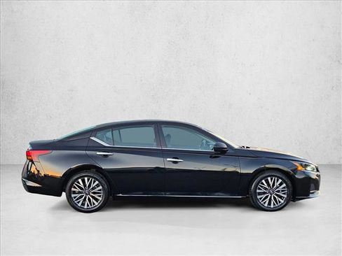 Used 2024 Nissan Altima 2.5 SV image 4