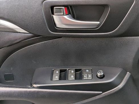 Used 2019 Toyota Highlander SE image 12