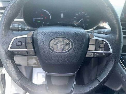 Used 2023 Toyota Sienna XLE image 8