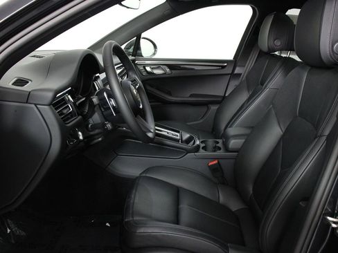 Certified 2025 Porsche Macan AWD/4WD image 5