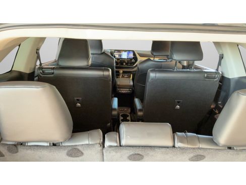 Used 2022 Toyota Highlander Platinum FWD image 34