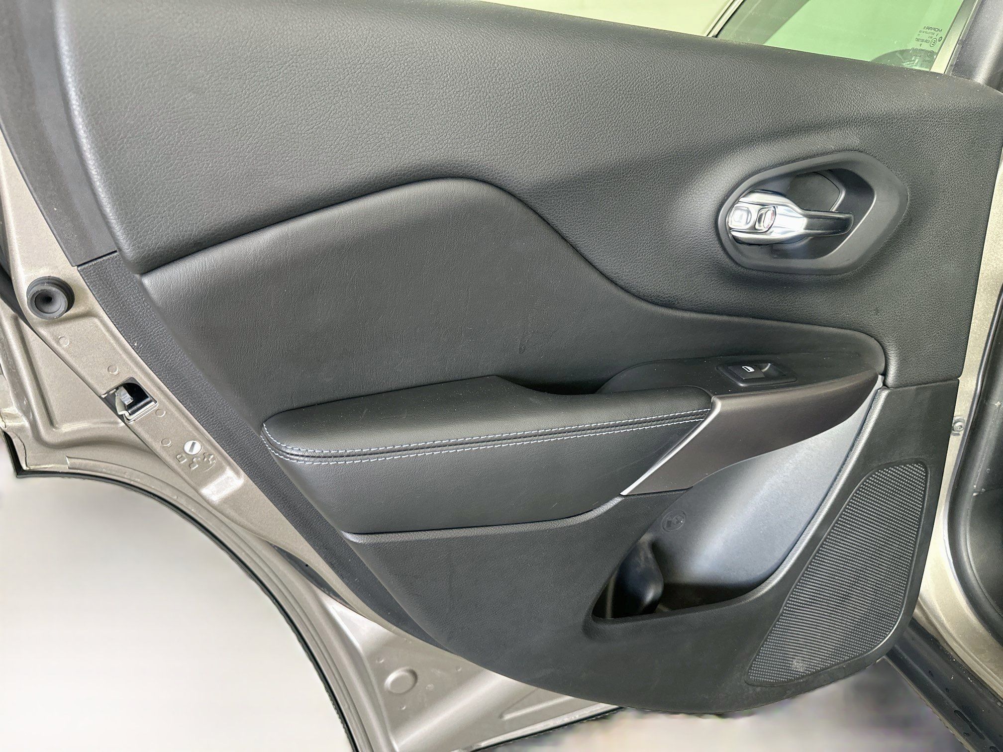 Used 2019 Jeep Cherokee Latitude w/ Popular Appearance Group FWD image 24