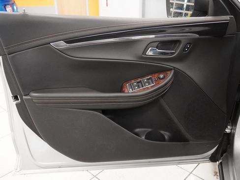 Used 2015 Chevrolet Impala LT w/ Convenience Package image 16