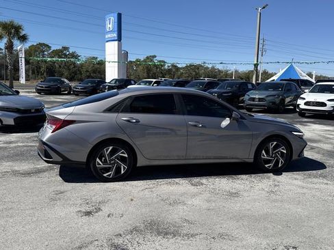Used 2024 Hyundai Elantra Limited image 5