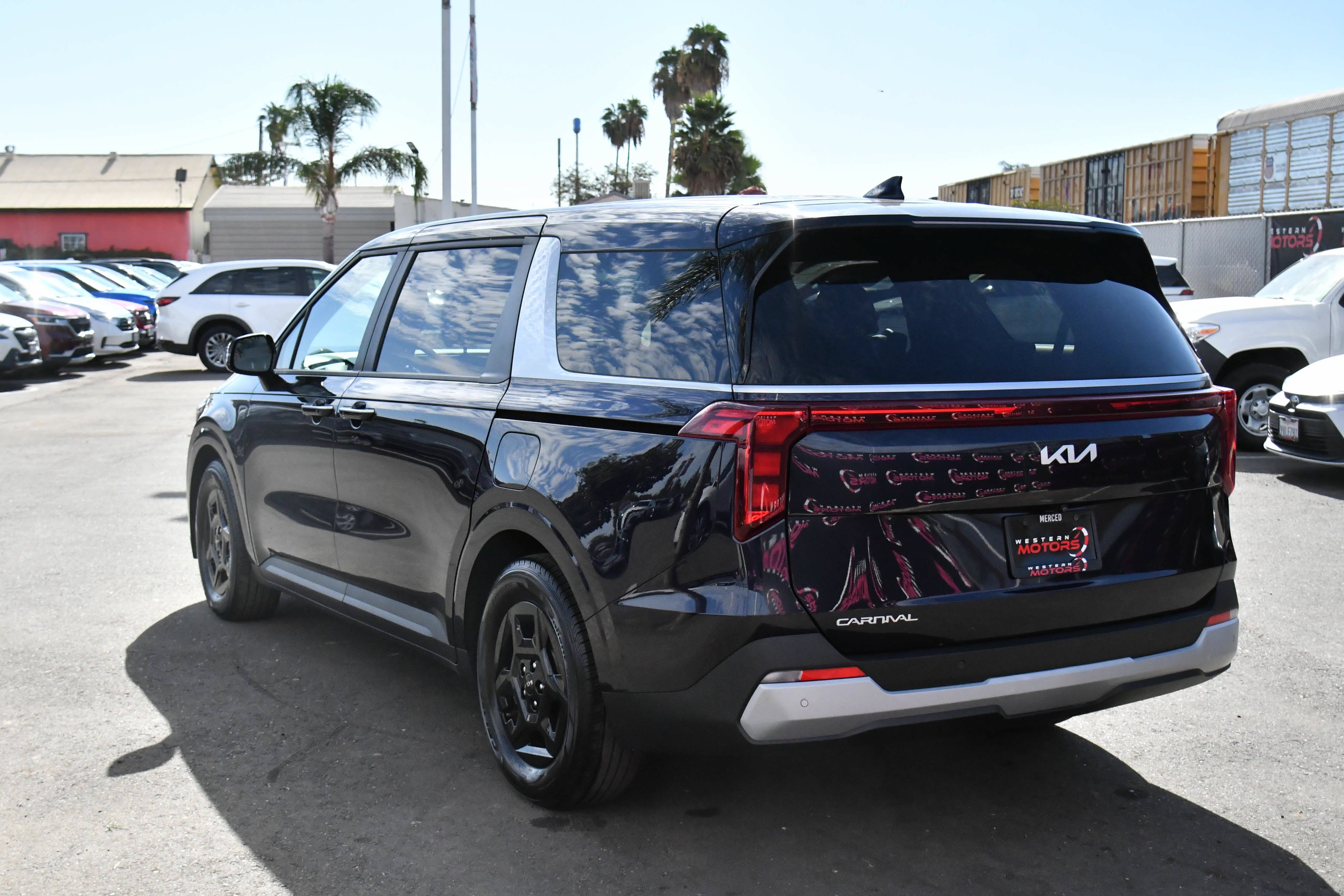 Used 2025 Kia Carnival FWD image 6