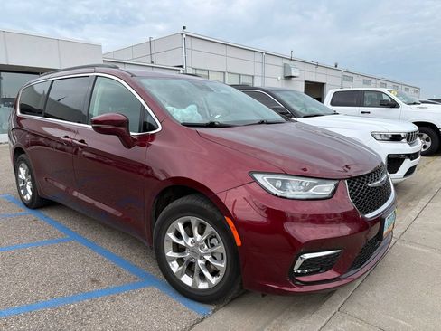 Used 2022 Chrysler Pacifica Touring-L AWD/4WD image 2